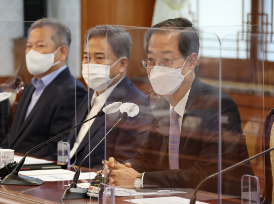 한덕수 국무총리가 24일 정부서울청사에서 열린 규제혁신 장관회의를 주재하고 있다. 연합뉴스